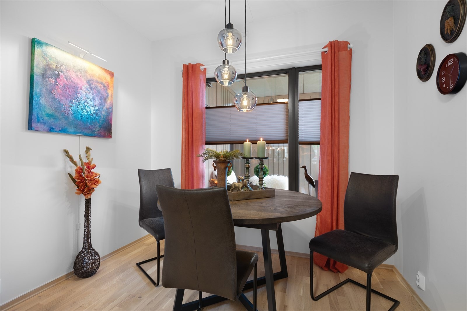 I tilknytning til kjøkkenet er det en naturlig plass for en hyggelig spiseplass. Galleribilde