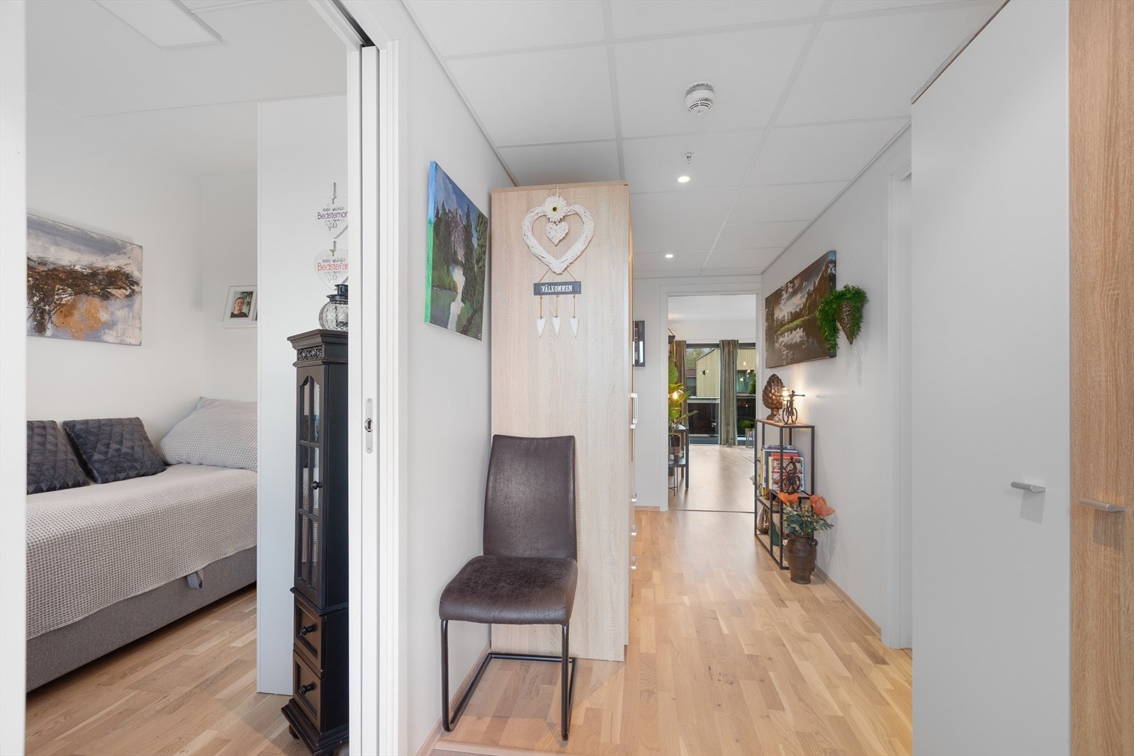 Gangen leder videre innover i leiligheten, med gjennomgående parkett på gulv i alle oppholdsrom. Galleribilde