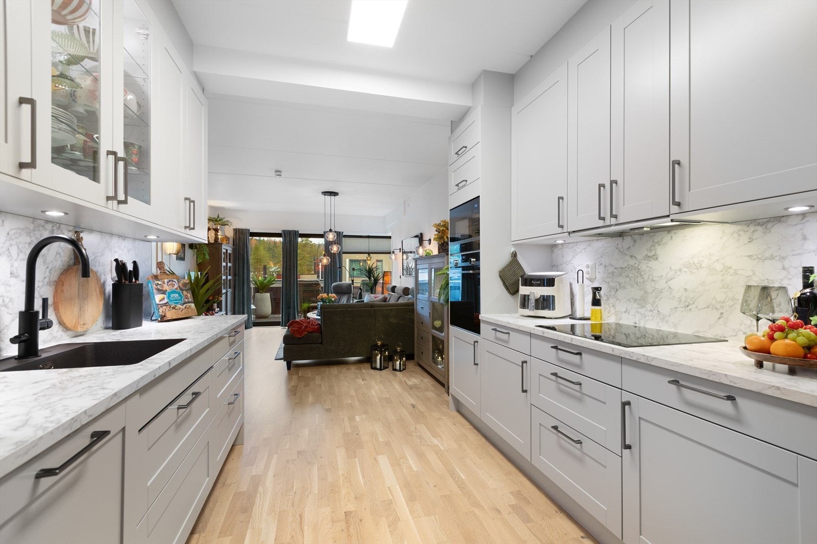 Leiligheten har en gjennomgående god standard og en åpen løsning mellom stue og kjøkken. Galleribilde