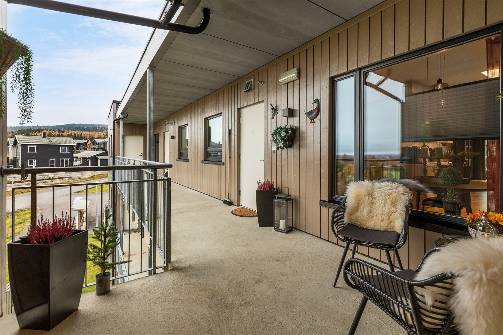 Leiligheten ligger i tredje etasje med enkel adkomst via svalgang, med heis fra garasje og inngangsplan. Galleribilde