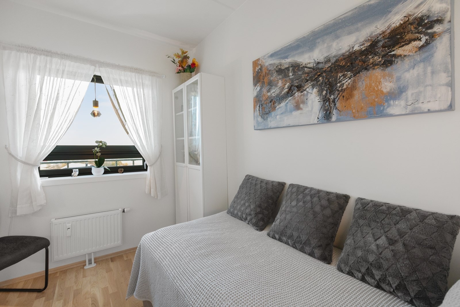 Soverommet har, som resten av leiligheten, lyse og nøytrale malte flater. Galleribilde