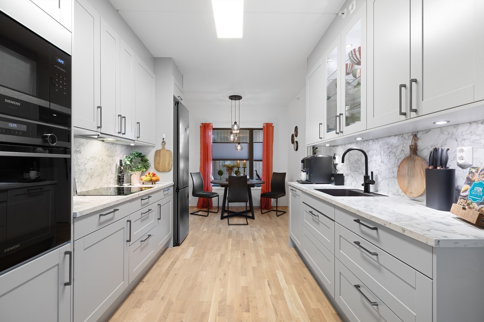 Kjøkkenet har en stilren, grå profilert innredning med integrerte hvitevarer og god skapplass. Galleribilde