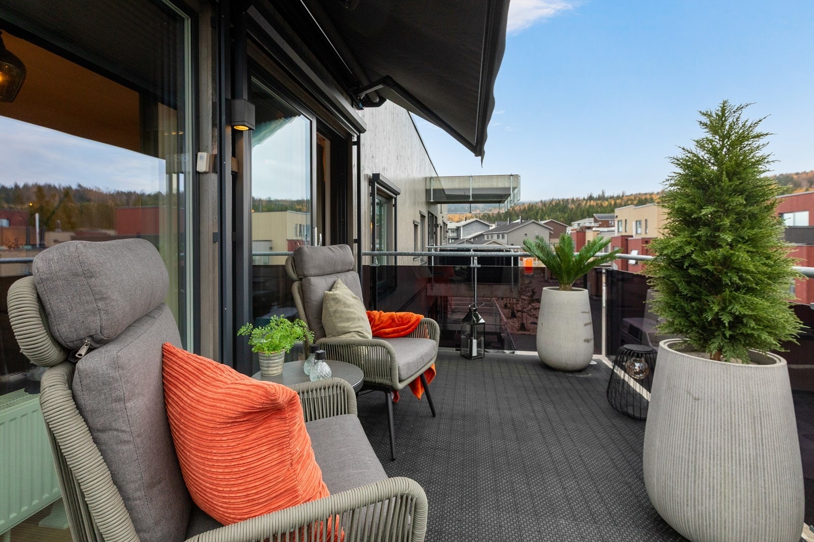 Veranda er utstyrt med en praktisk elektrisk -markise og -screens som gir god solskjerming på varme dager. Galleribilde