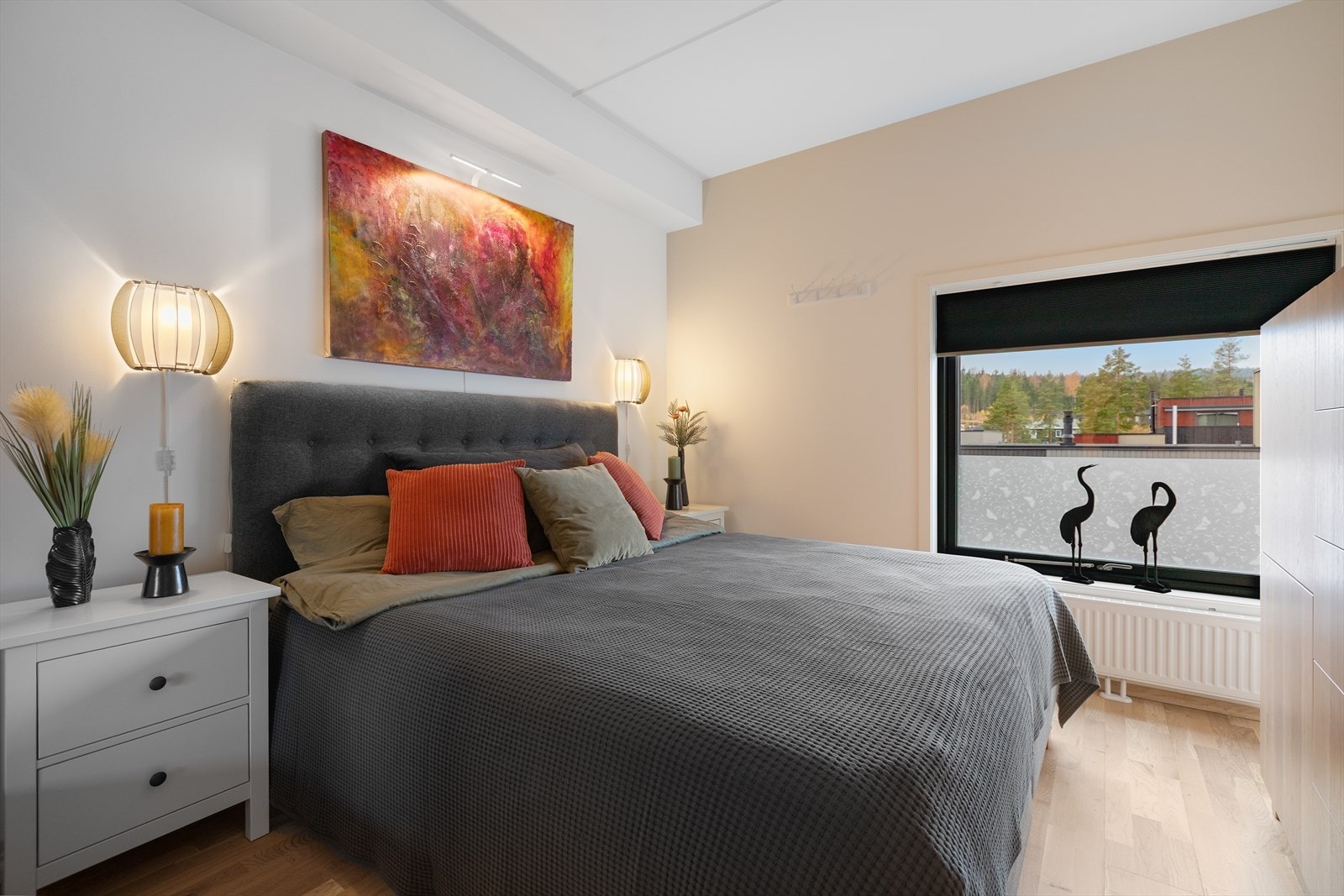 Hovedsoverommet er av god størrelse og utstyrt med elektrisk screen for effektiv solskjerming. Galleribilde