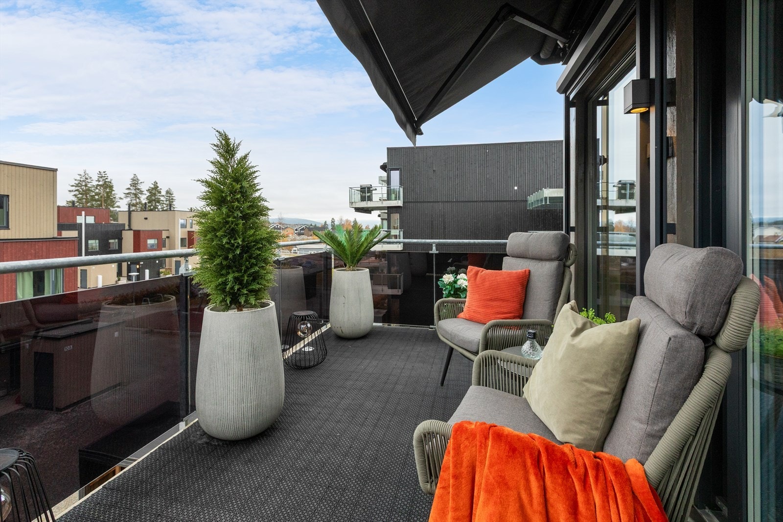 Fra stuen er det utgang til en romslig veranda på 12 m², en naturlig forlengelse av stuen. Galleribilde