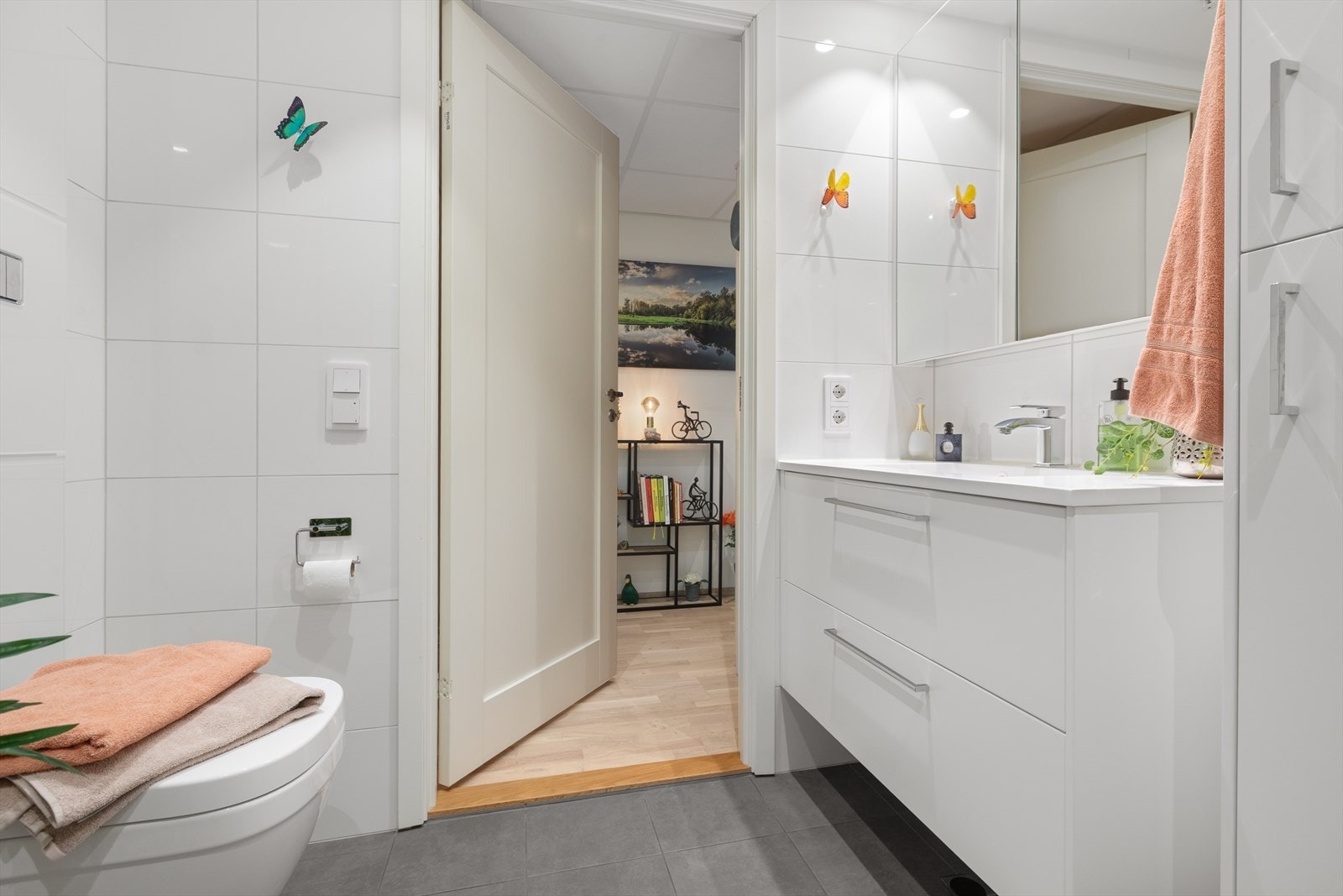 Rommet er utstyrt med vegghengt toalett, dusjhjørne med innfellbare dører og servantinnredning. Galleribilde