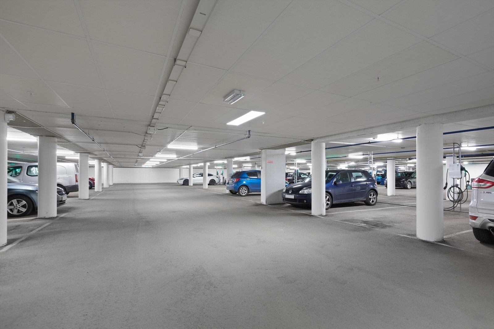 Det medfølger en fast garasjeplass (nr. 19) i felles anlegg, utstyrt med elbillader. Galleribilde