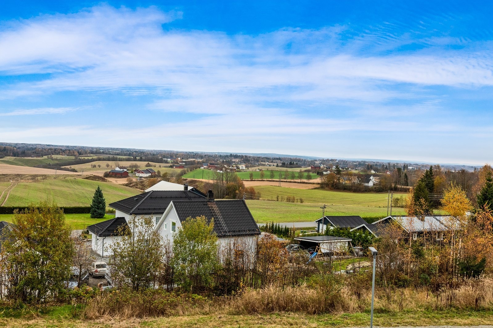 Boligen ligger i landlige omgivelser med umiddelbar nærhet til marka og flotte turområder i Ramstadåsen. Galleribilde