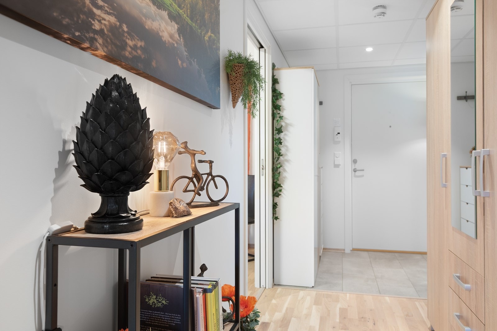 Leiligheten har praktisk lagringsplass i en innvendig bod, i tillegg til en ekstern bod på 6 m² i kjelleren. Galleribilde