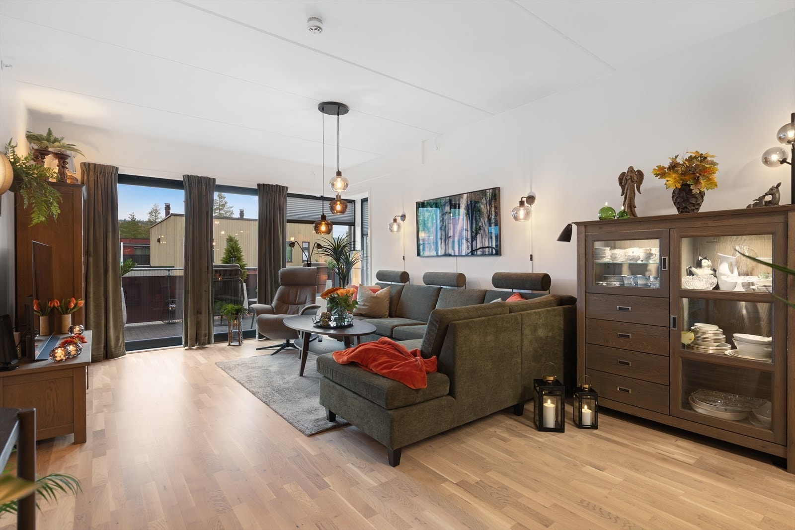 Stuedelen har god plass til en større sittegruppe og møblement. Galleribilde