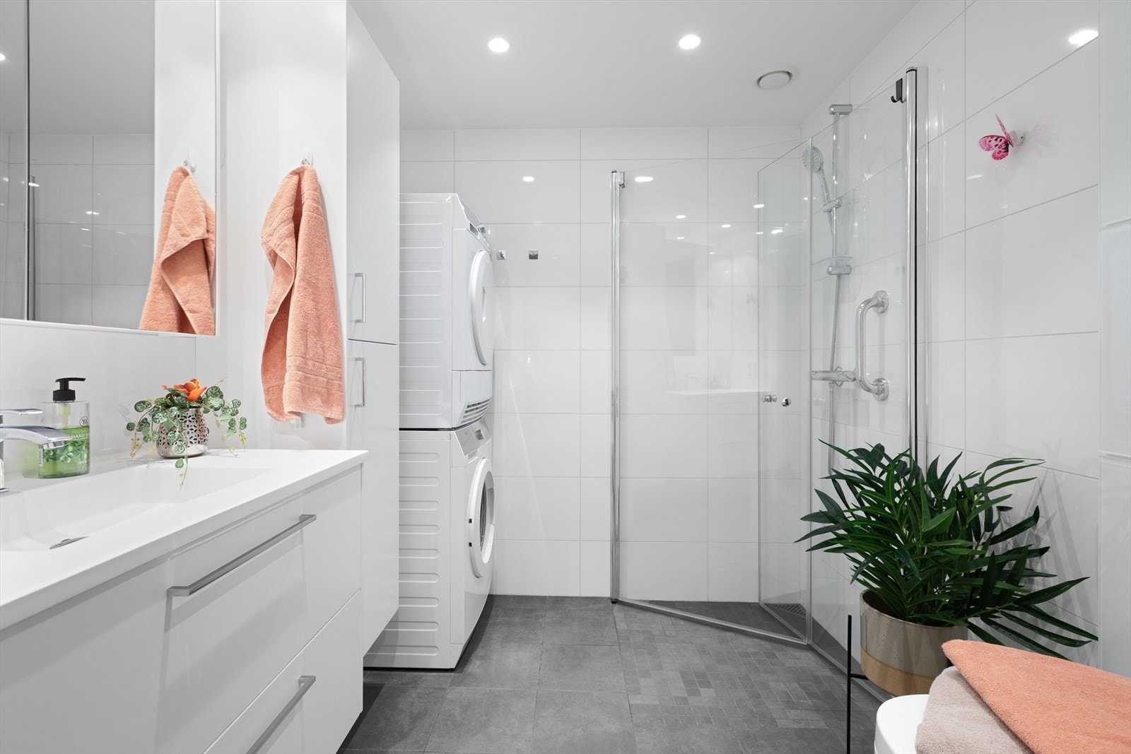 Badet er helfliset med moderne fliser og har plass for vaskemaskin. Galleribilde