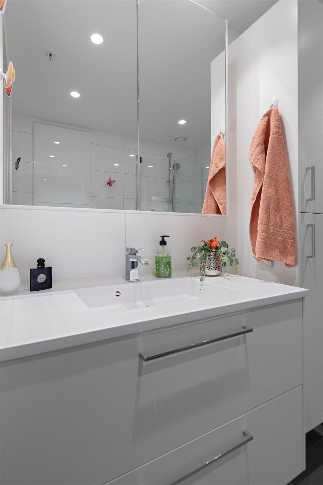 Her er det elektriske varmekabler i gulvet for komfort, samt downlights i himlingen. Galleribilde