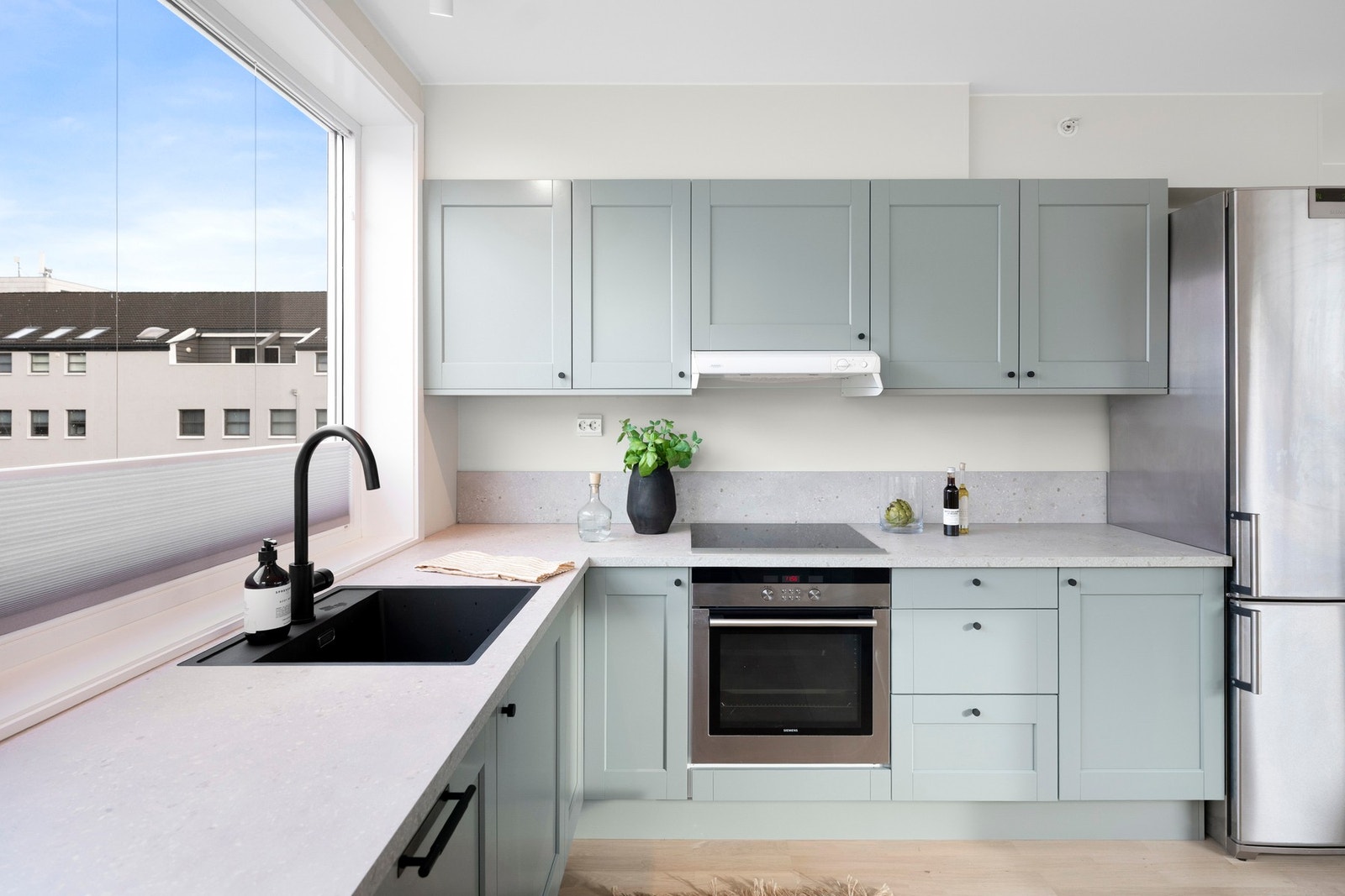 Alle hvitevarer på kjøkken medfølger i handelen. Galleribilde