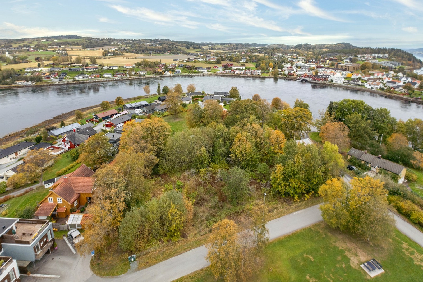 Kort vei inn til Straumen - Ca 500 meters gange til sentrum av Straumen Galleribilde