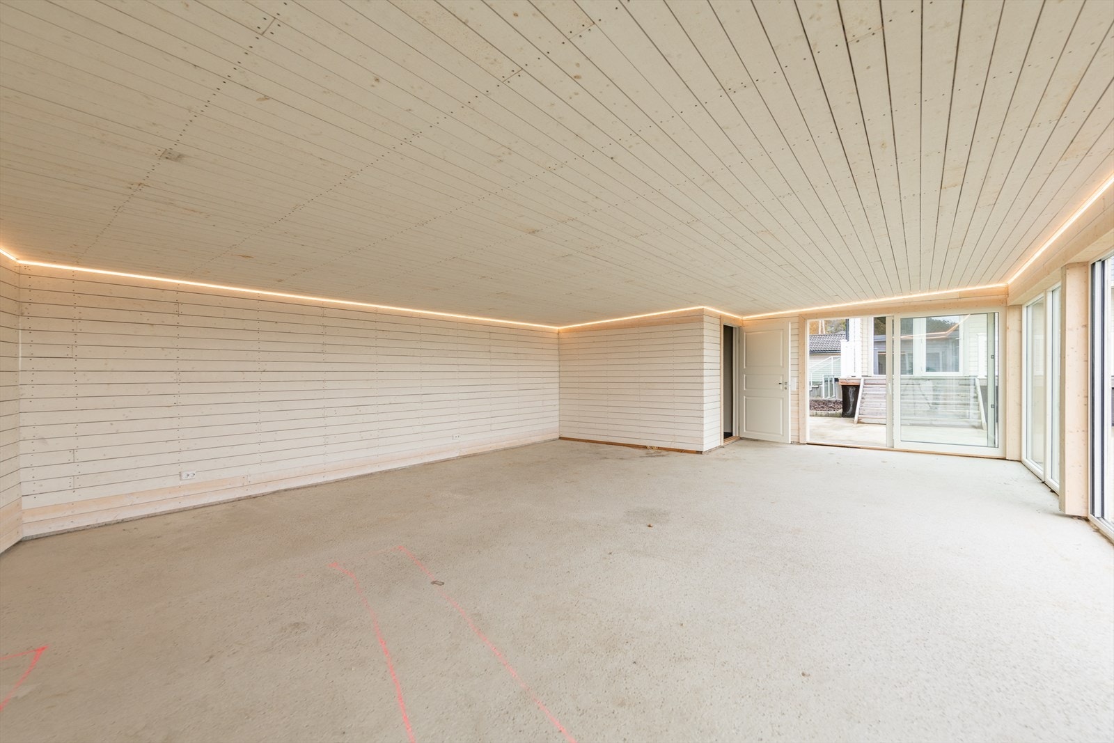 Her er det lagt klar for varmekabelledninger, samt tilrettelagt med vann og avløp for senere etablering av kjøkken. Galleribilde