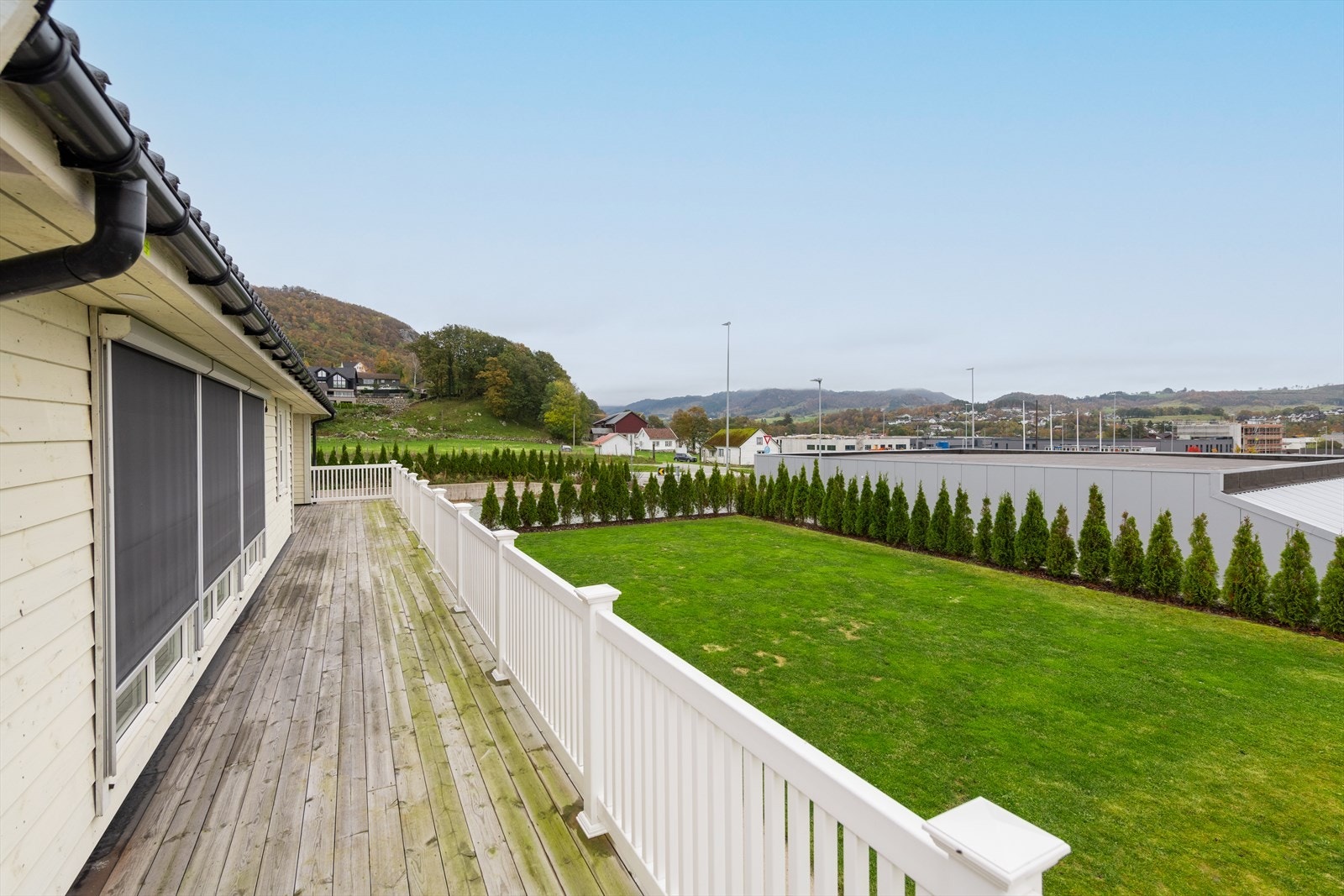 Solskjerming på vinduene i stua mot sør. Galleribilde