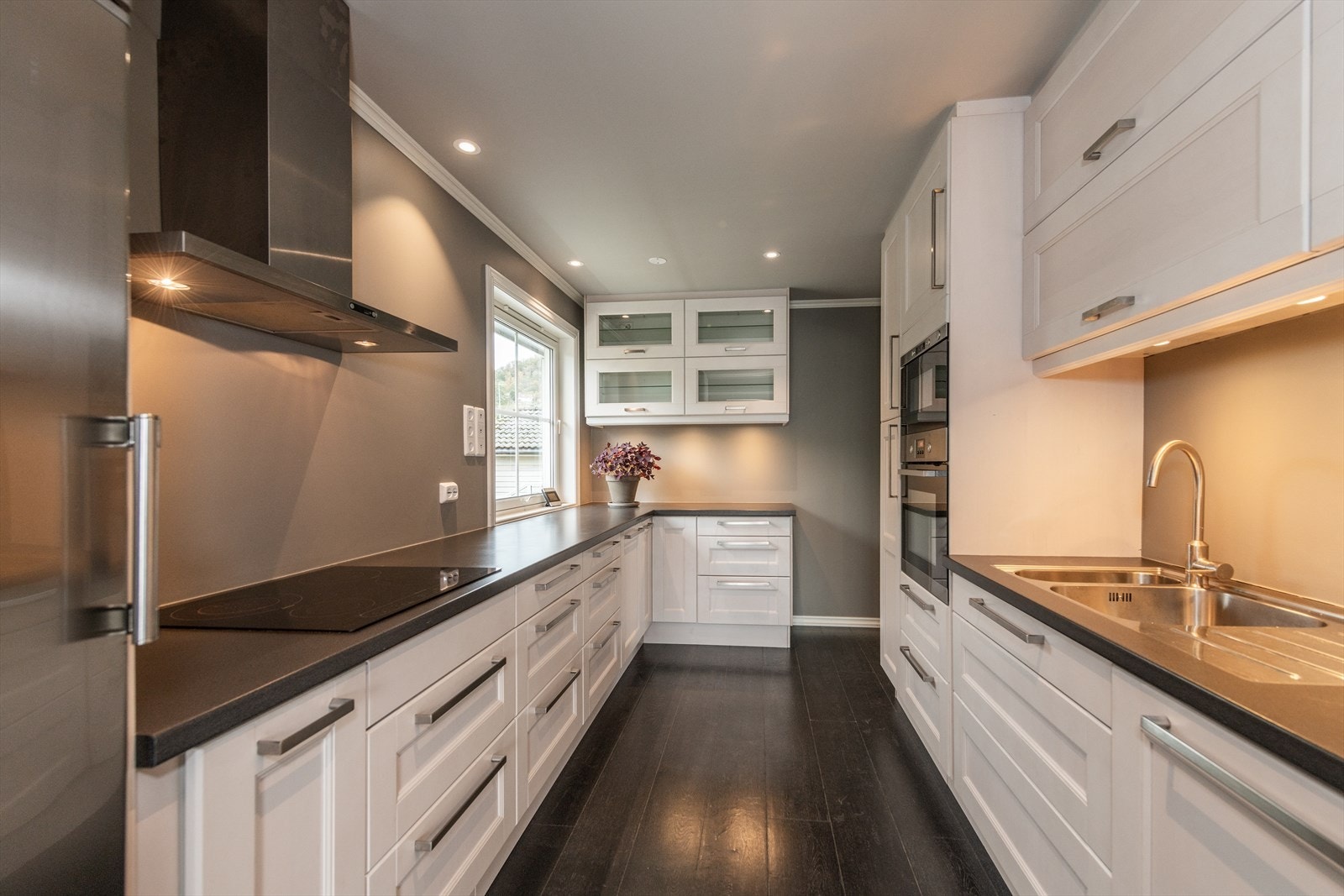 Kjøkkenet har en lys og fin innredning med god benk- og skapplass. Galleribilde