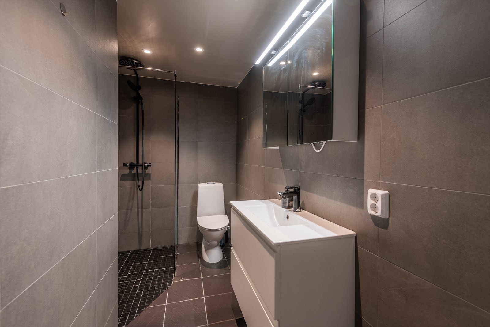 Nytt bad i underetasjen med stor og fin dusj. Galleribilde