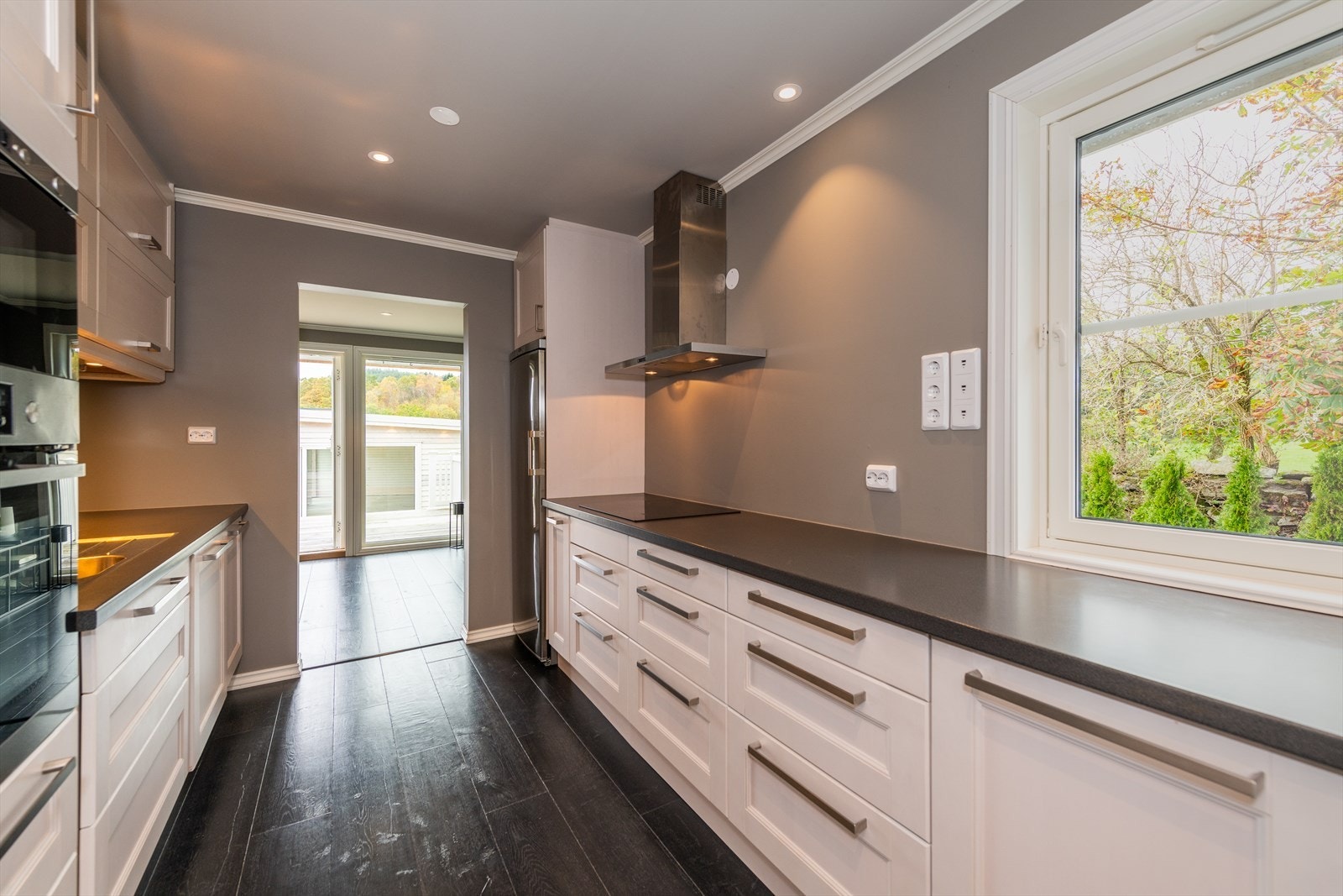 USB-stikkontakt i veggen. Galleribilde