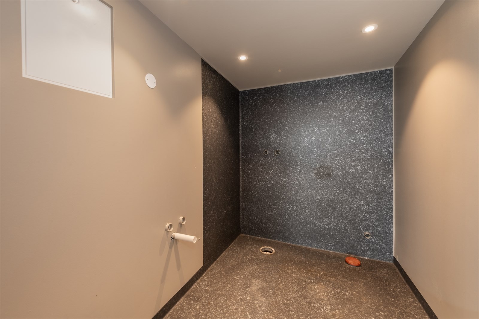 Bad i vinterhagen. Galleribilde