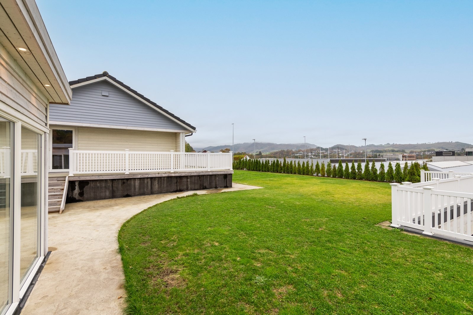 Svømmebassenget kan bli på hele 4 x 8 meter, perfekt for avslapping og eget ute-spa. Galleribilde