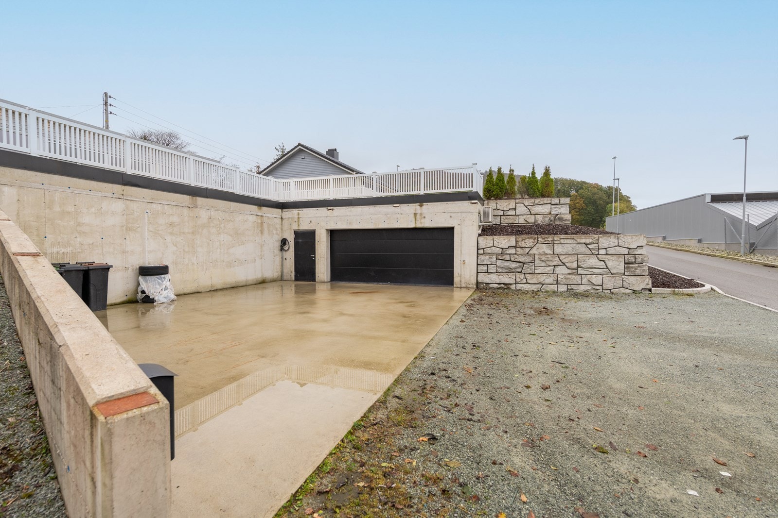 Garasjeport fra utsiden for enkel tilgang og elbillader på veggen. Galleribilde