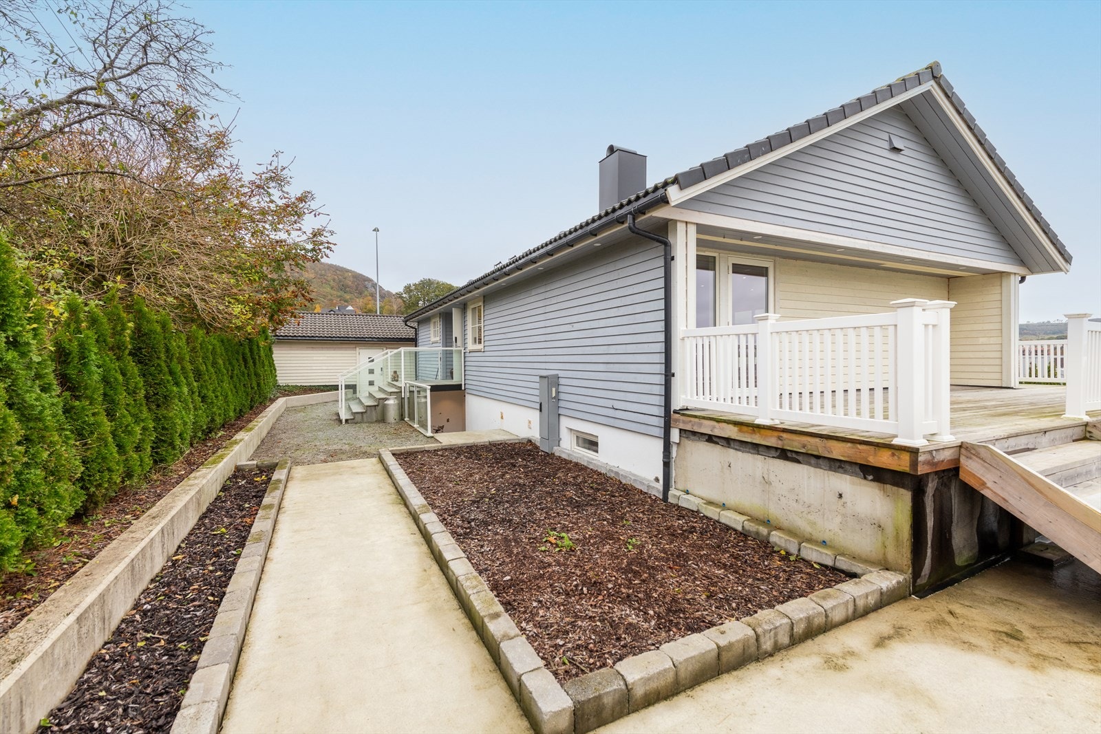 Innfelte lysspotter rundt hele boligen gir et eksklusivt uttrykk og skaper en lun og inviterende atmosfære. Galleribilde