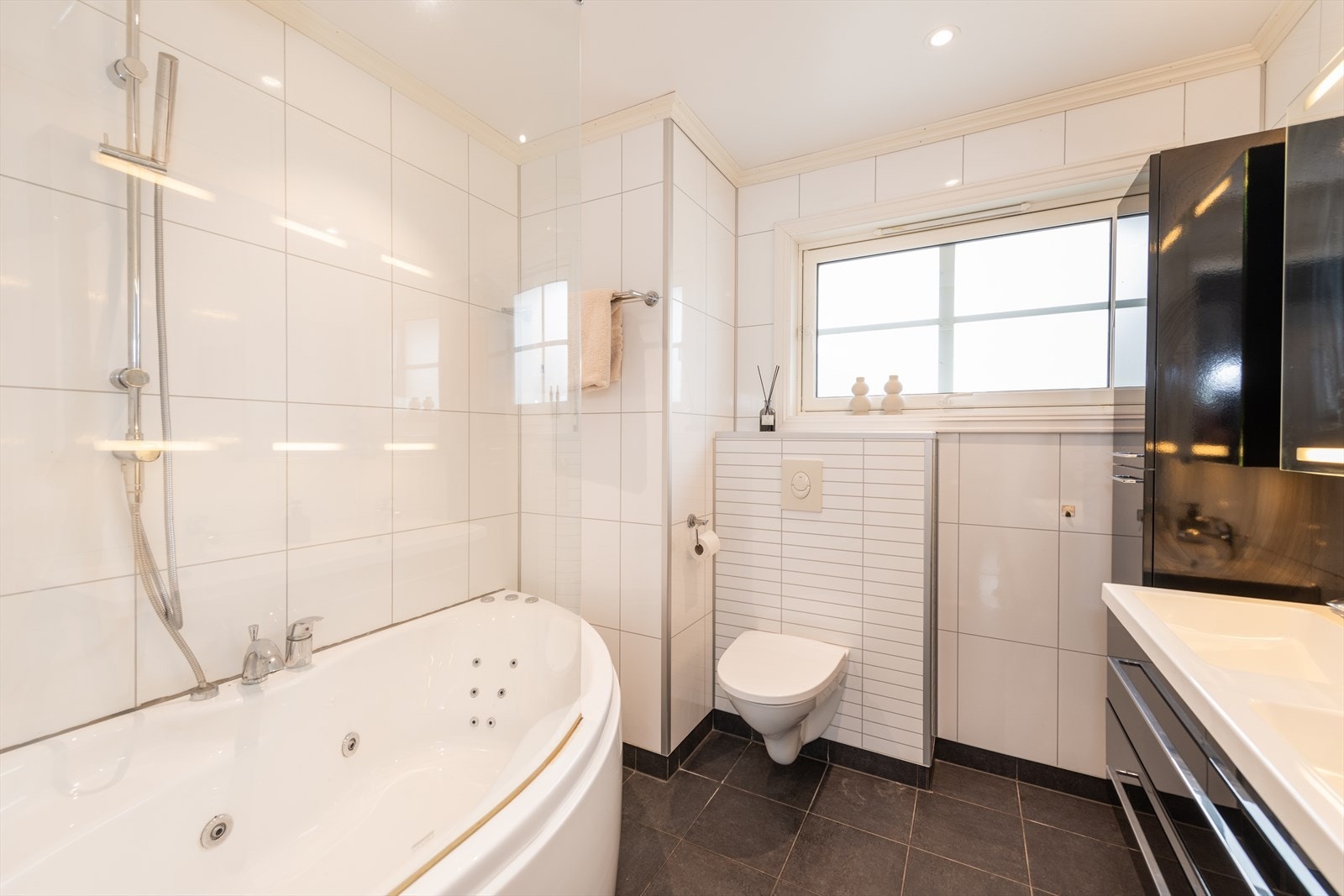 Badet i 1. etasje med badekar. Galleribilde