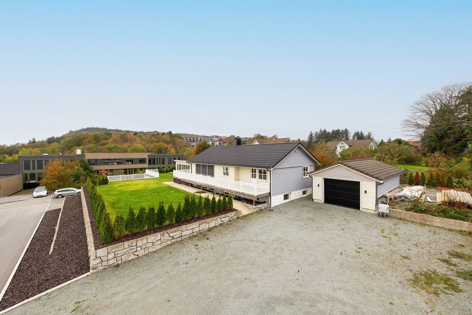 Her får du ei stor tomt med rikelig parkeringsmuligheter sentralt på Tau. Galleribilde