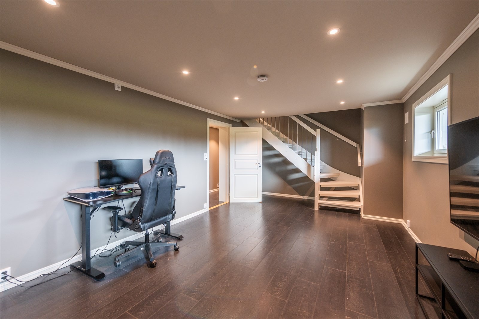 Stue i underetasjen. Galleribilde