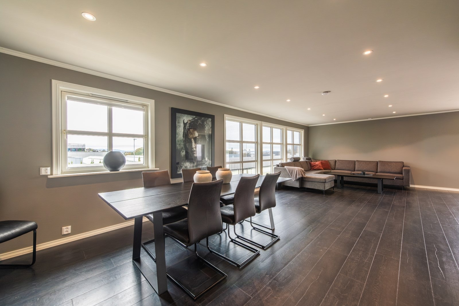 Du møter ei stor spisestue og stue med store vindusflater for rikelig naturlig belysning. Galleribilde