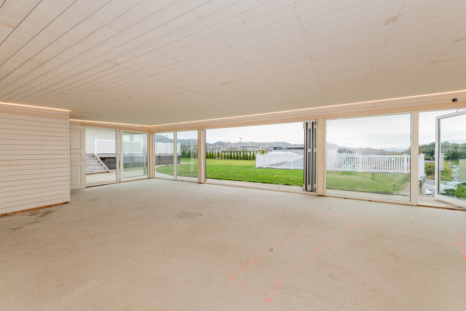 Store skyvedører åpner rommet mot hagen, perfekt for både avslapping og sosiale sammenkomster. Galleribilde