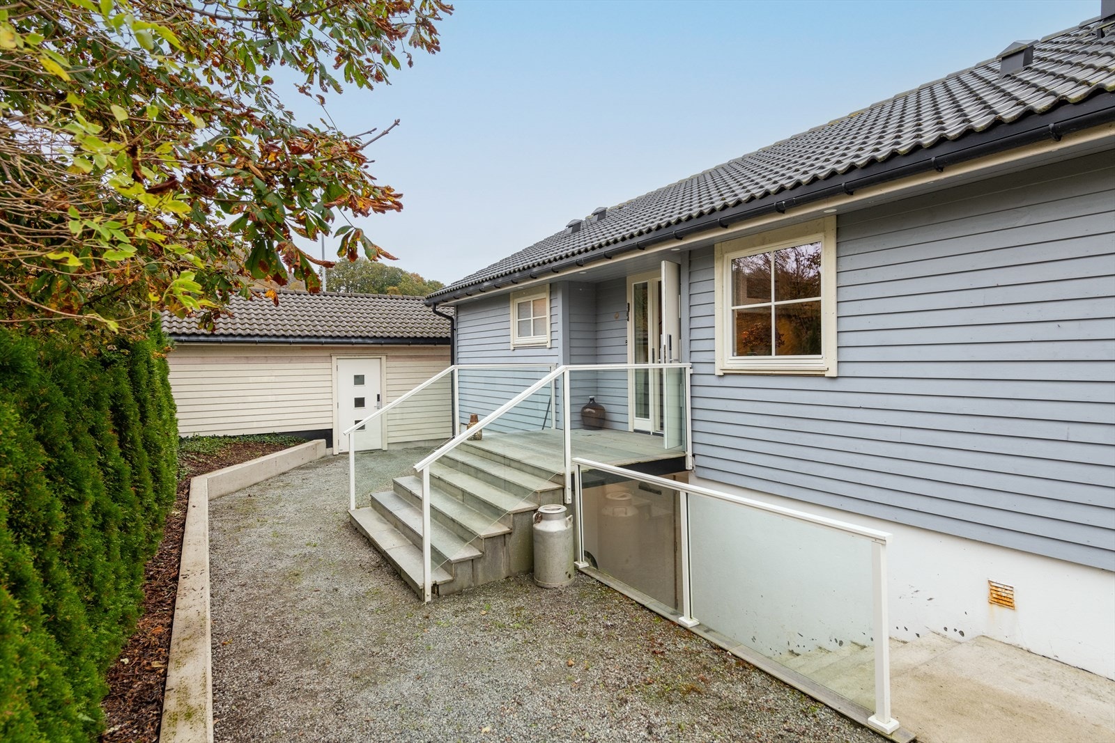 Inngangsdør til både hovedetasjen, underetasjen og en av garasjene. Galleribilde