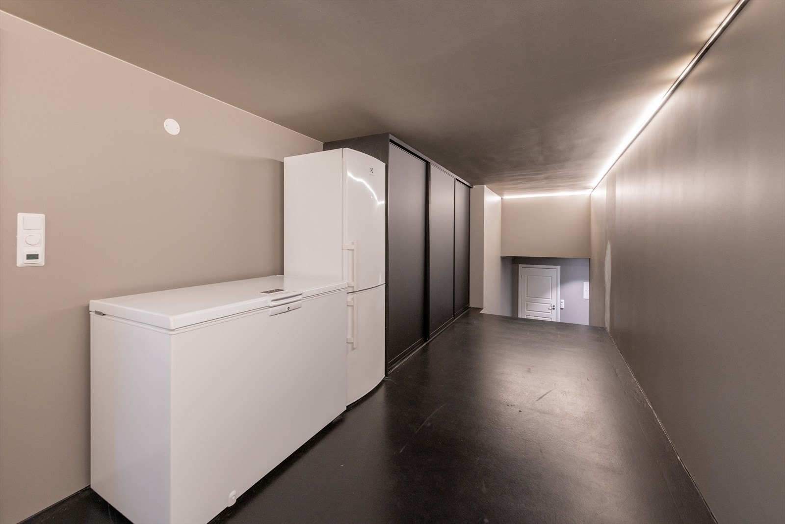 Gang til den underbygde garasjen, også her Langlo skyvedørgarderobeskap. Galleribilde