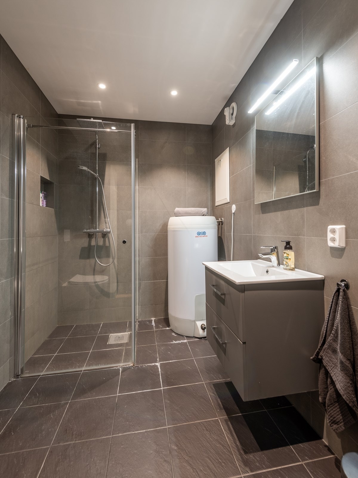 Badet i garasjen. Galleribilde