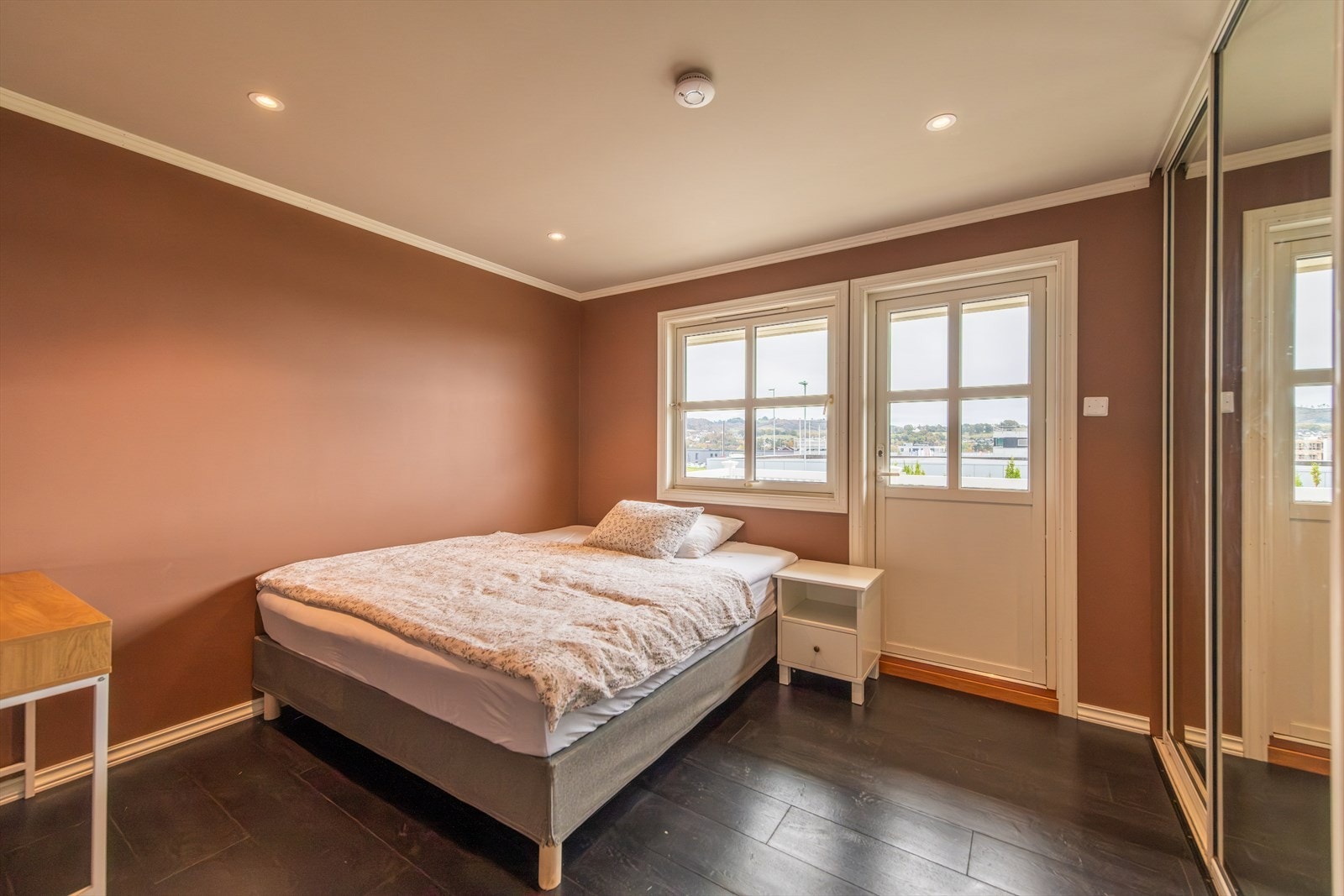 Soverom 1 med utgang til terrassen. Galleribilde