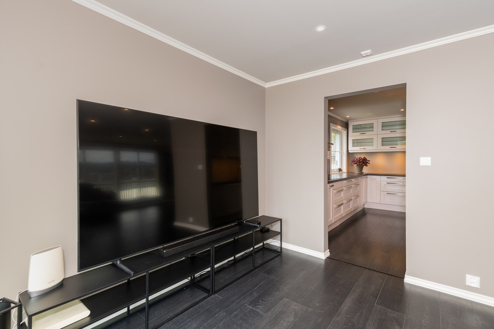 Tilgang til kjøkkenet fra stuen. Galleribilde