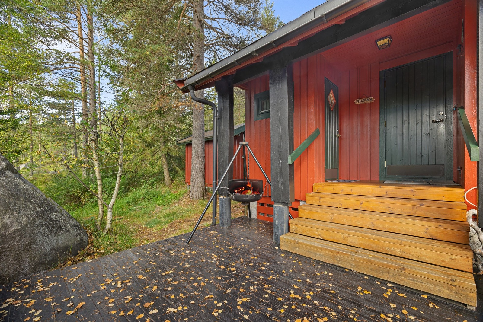 Nyere trapp med rekkverk på begge sider opp til hytta fra veranda. Det er også nyere inngangsdør og dør til toalettrom. Galleribilde