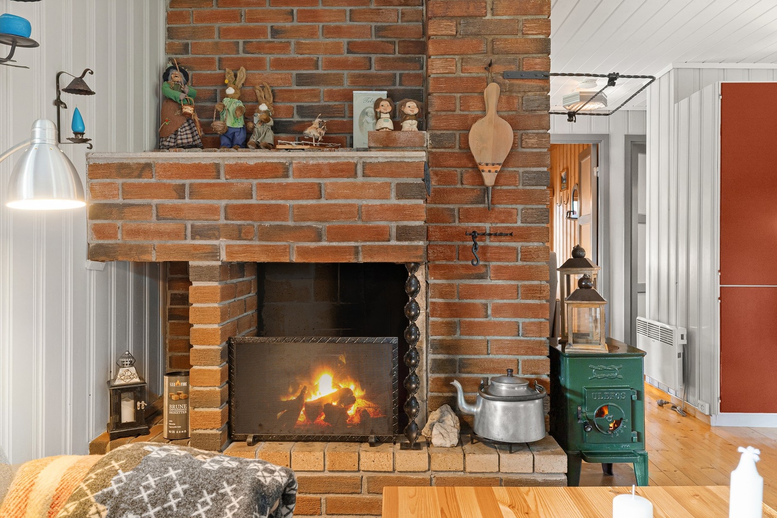 Det er både peis og en effektiv vedovn i rommet. Galleribilde