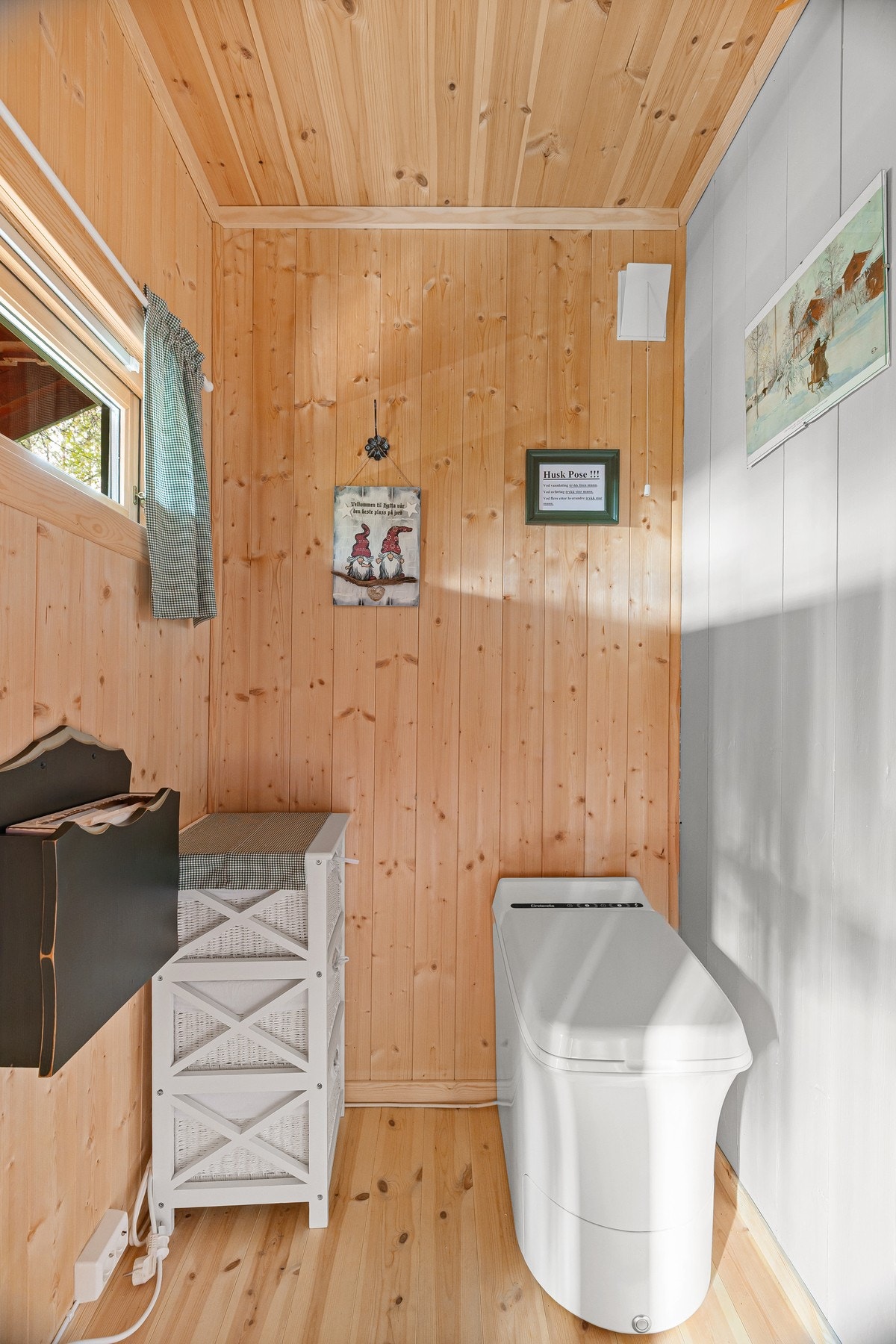 Det er satt inn et praktisk, elektrisk Cindarelle forbrenningstoalett. Galleribilde