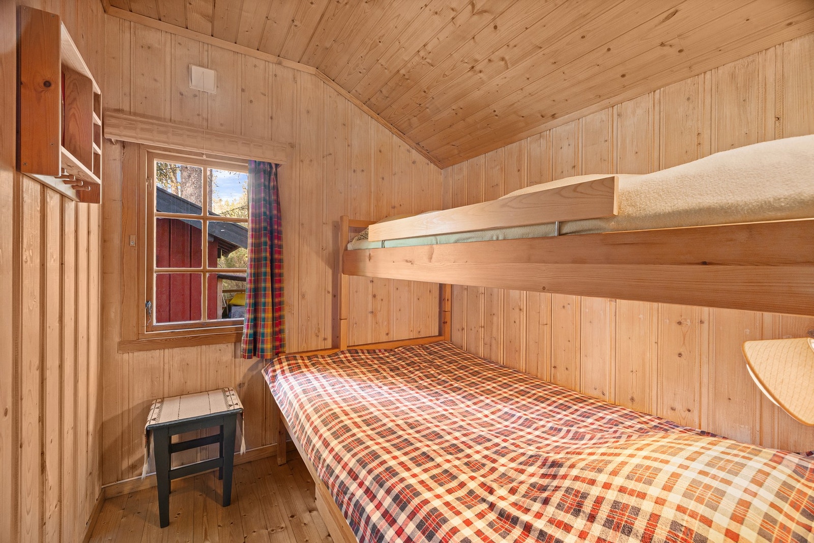 Soverom to. 3. Skuff på hjul under hver seng på hvert soverom for oppbevaring. Galleribilde