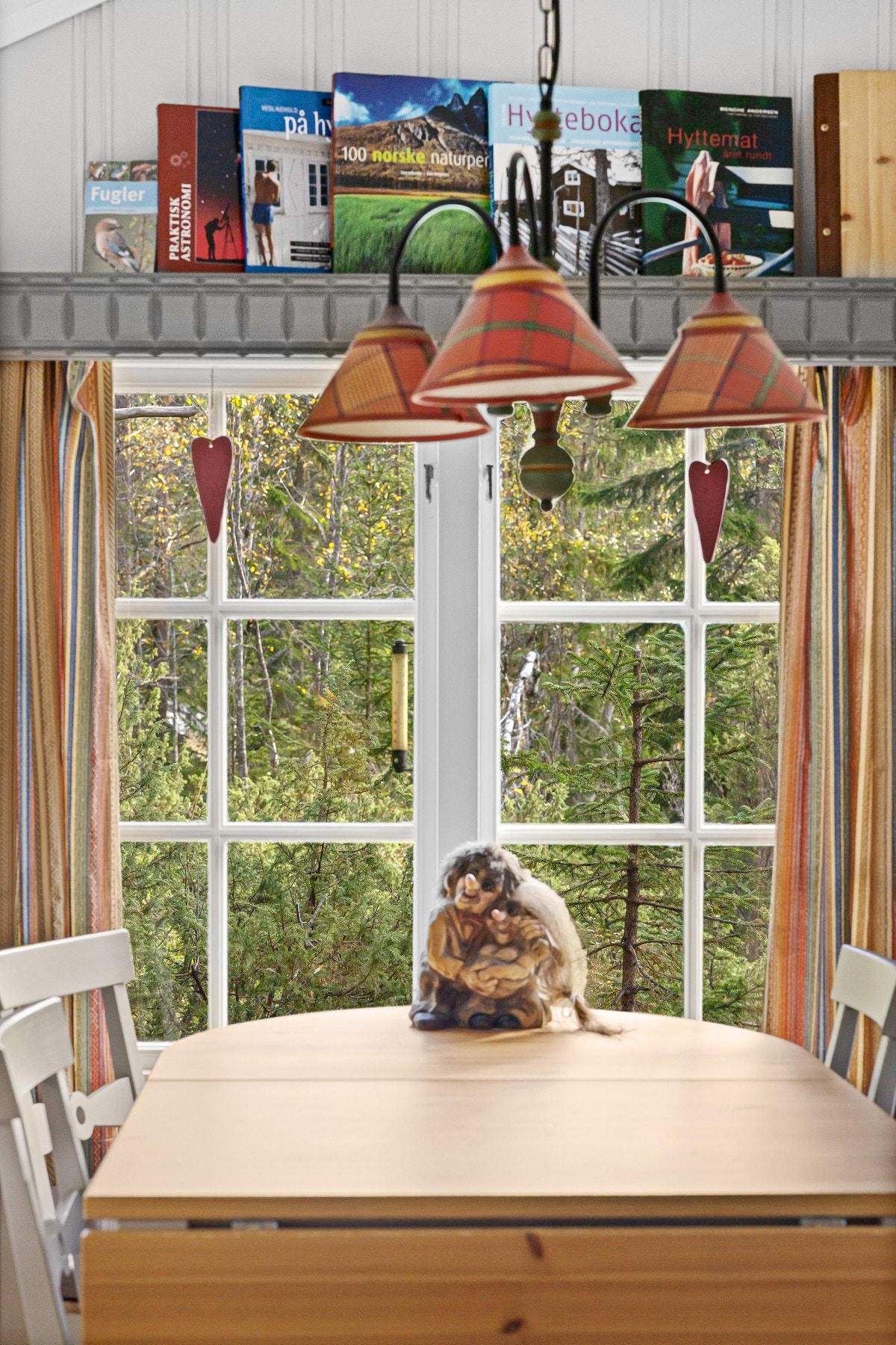 Spisebordet har sin koselige plass nært de store vinduene. Galleribilde