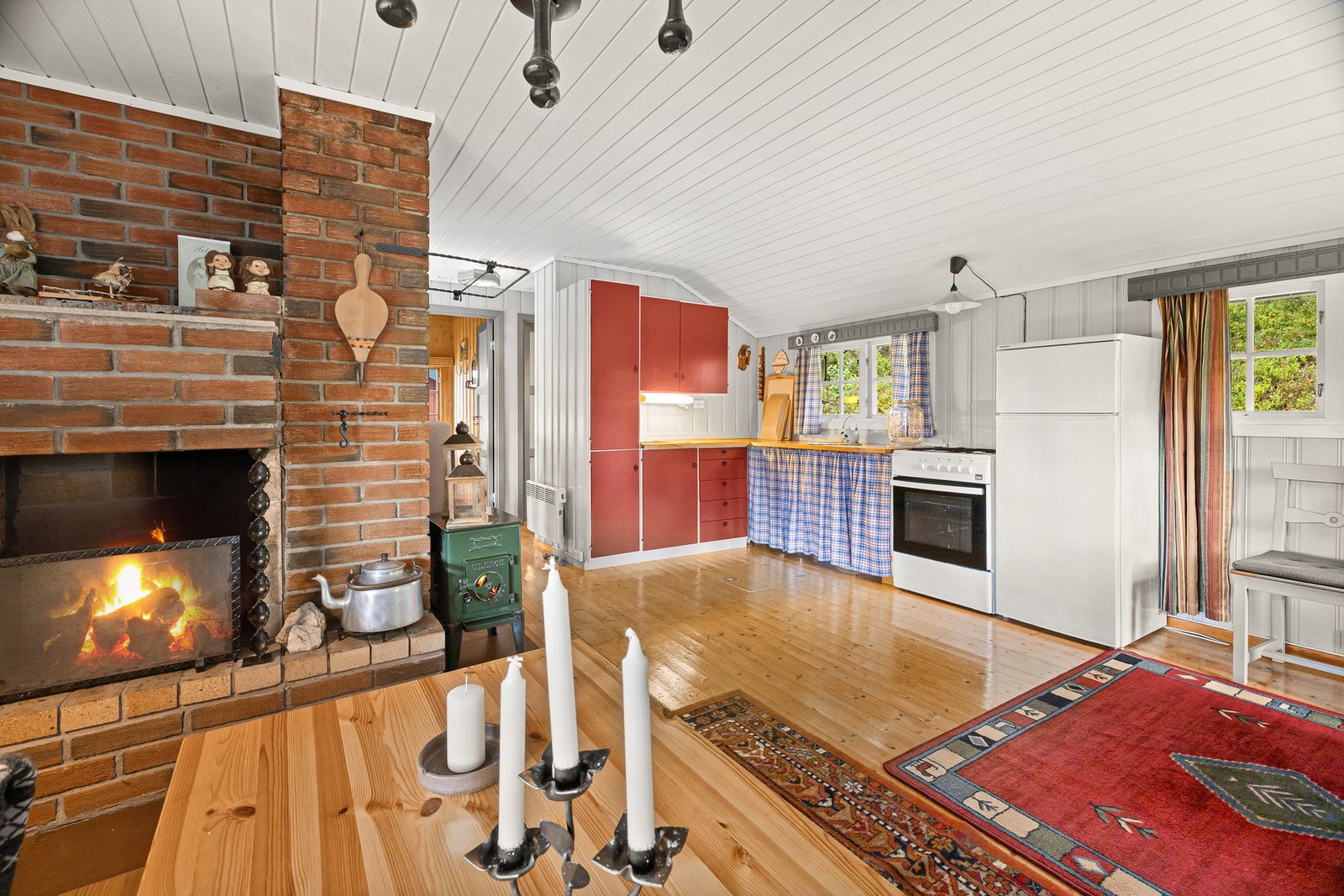 Hytta selges utstyrt og møblert med unntak av personlige eiendeler og gjenstander med affeksjonsverdi. Galleribilde