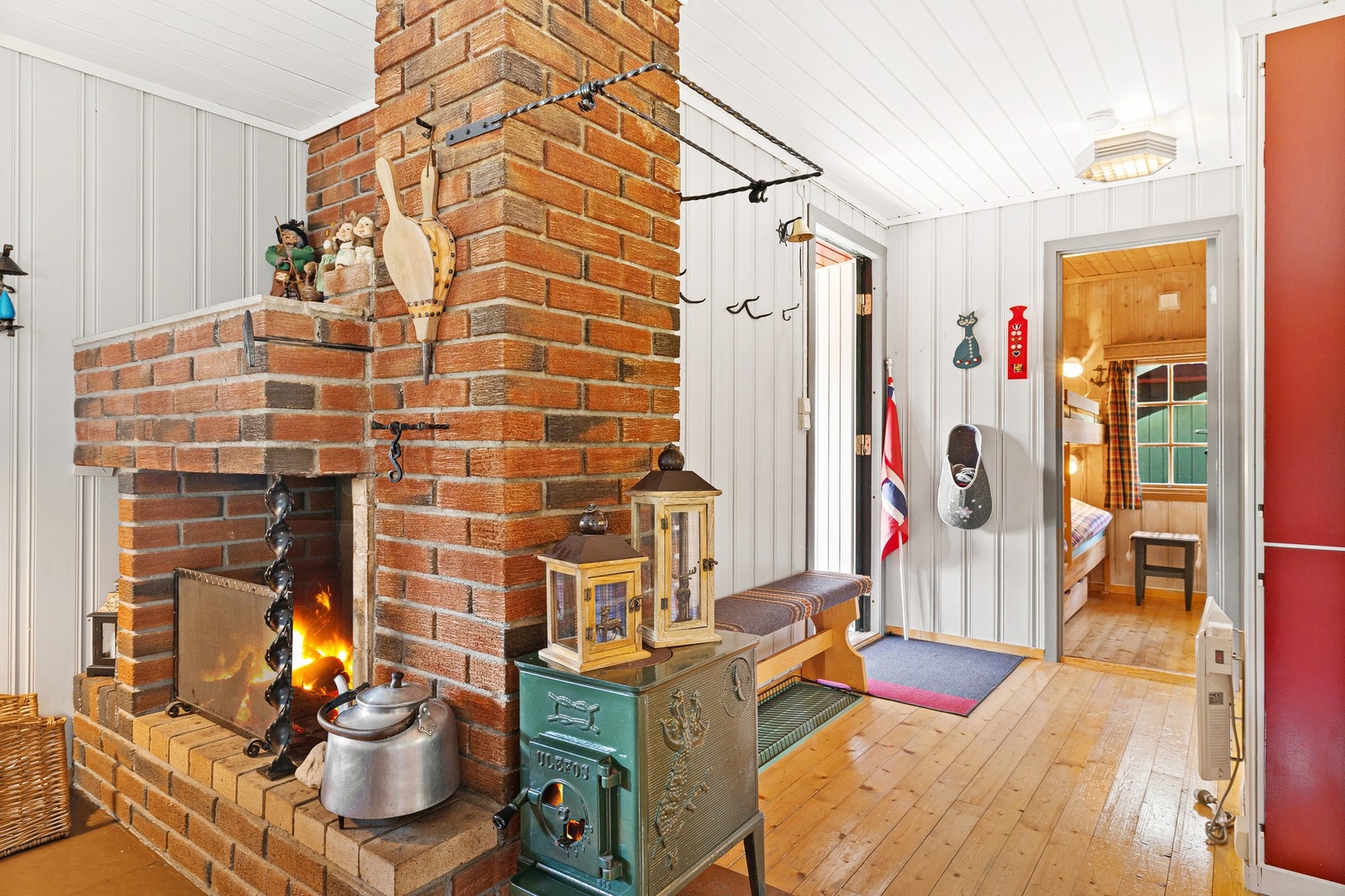 Plass til å henge fra seg yttertøy og sko i en åpen entre. Galleribilde