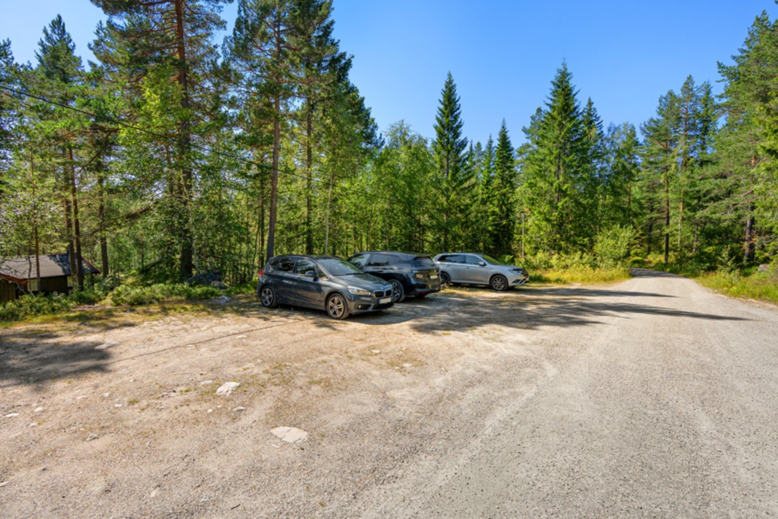 Det er tilhørende parkering på felles parkeringsplass ca 100 meter fra hytta. Galleribilde