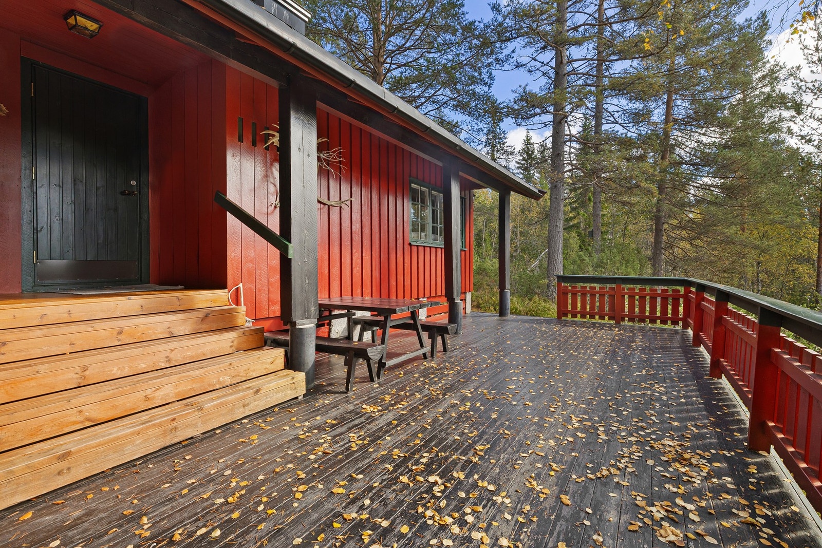 Det er anlagt en sydvendt terrasse i tilknytning til inngangspartiet. Galleribilde
