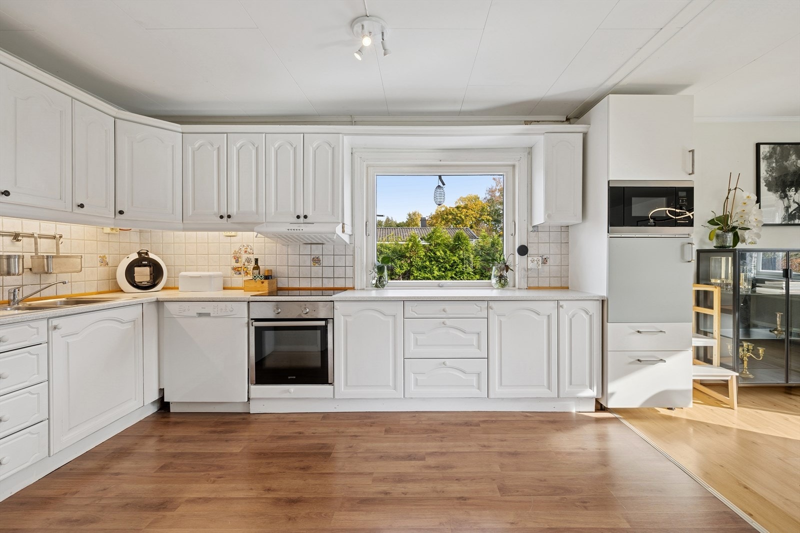 Praktisk kjøkken med god skap og benkeplass. Galleribilde