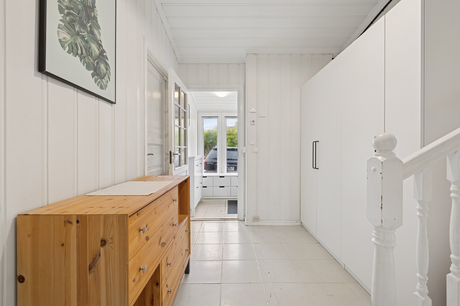 Lys gang med god plass til å henge fra seg yttertøy. Galleribilde