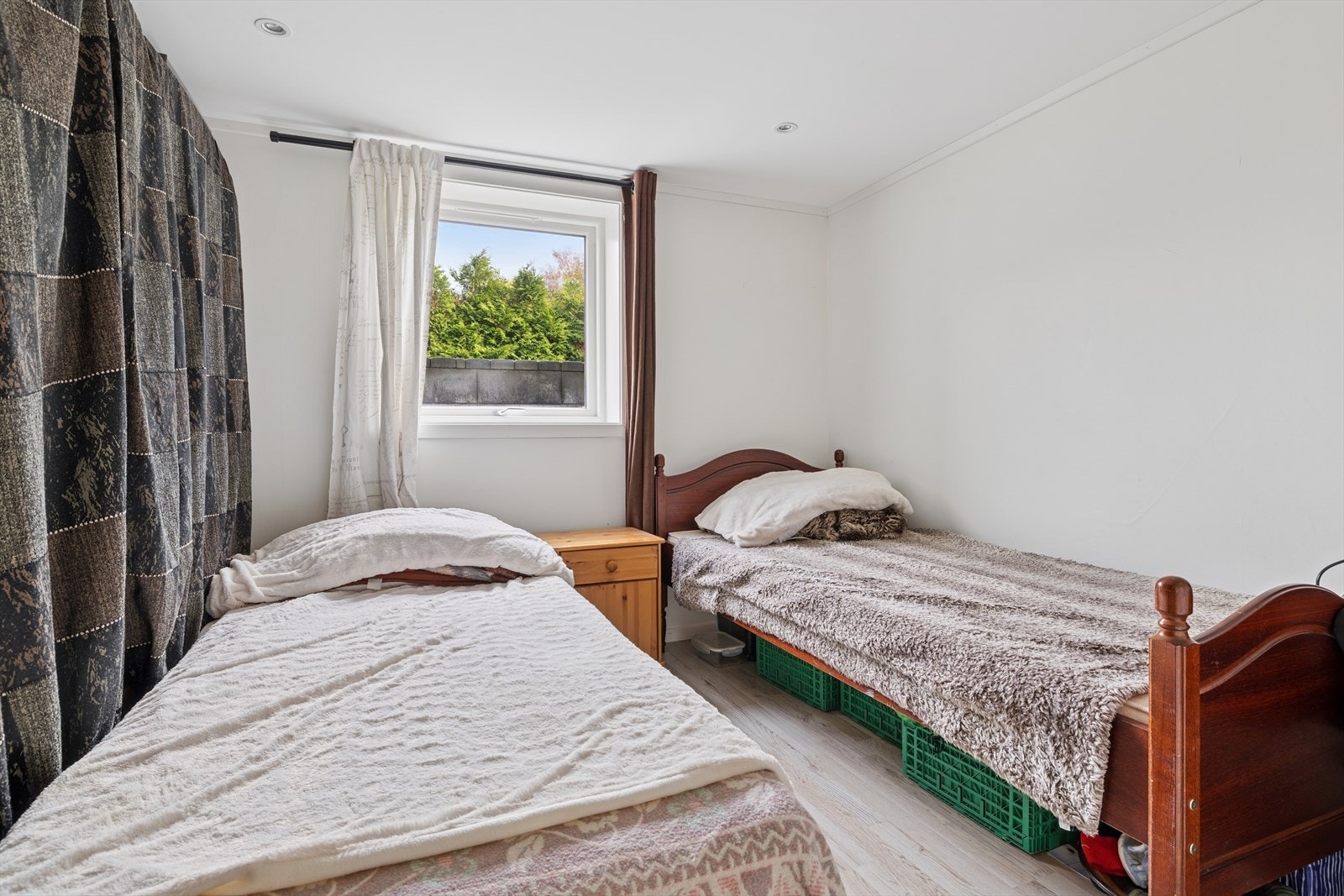 Det er to soverom i kjelleren. Galleribilde