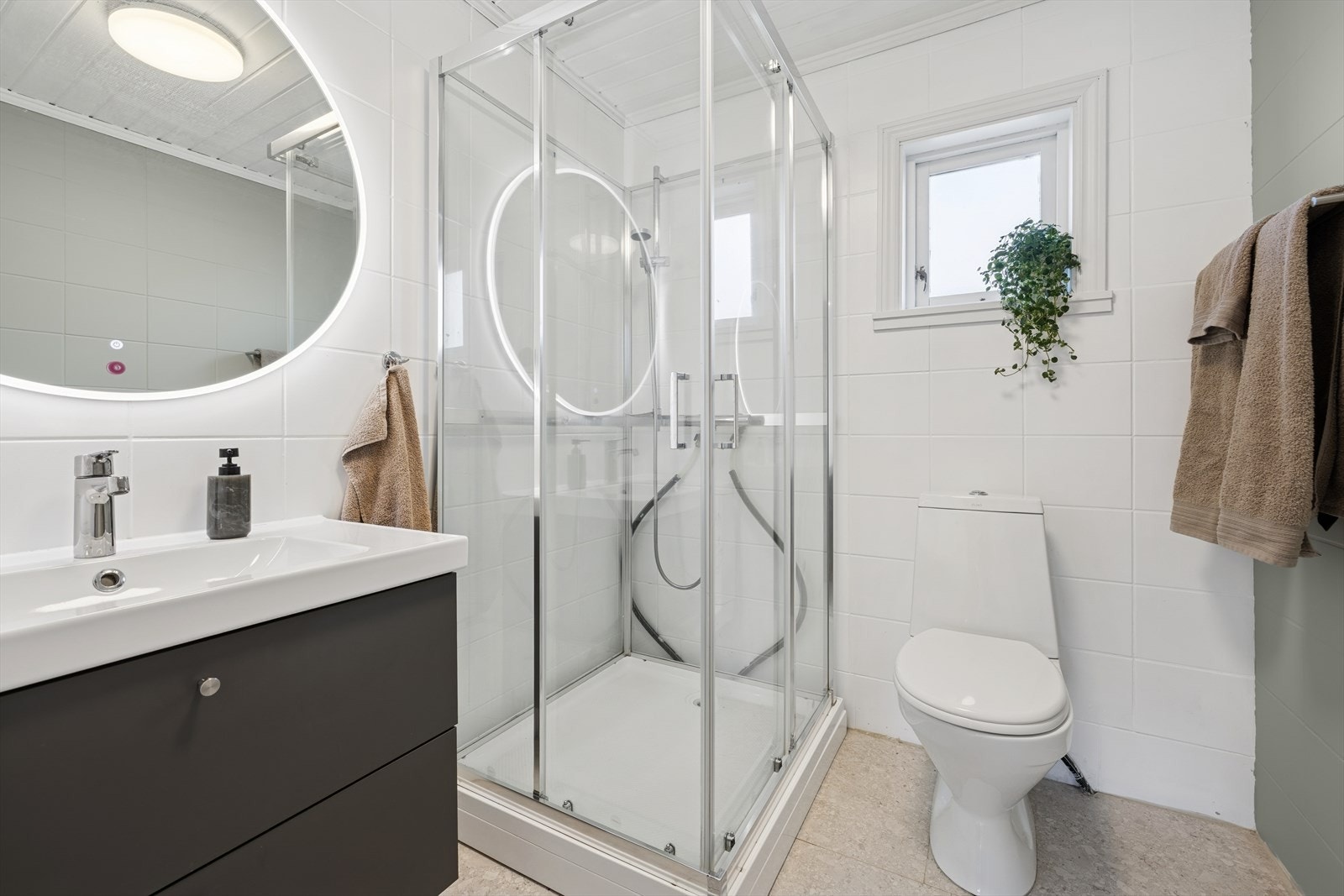 Pent bad i boligens 1. etasje. Galleribilde